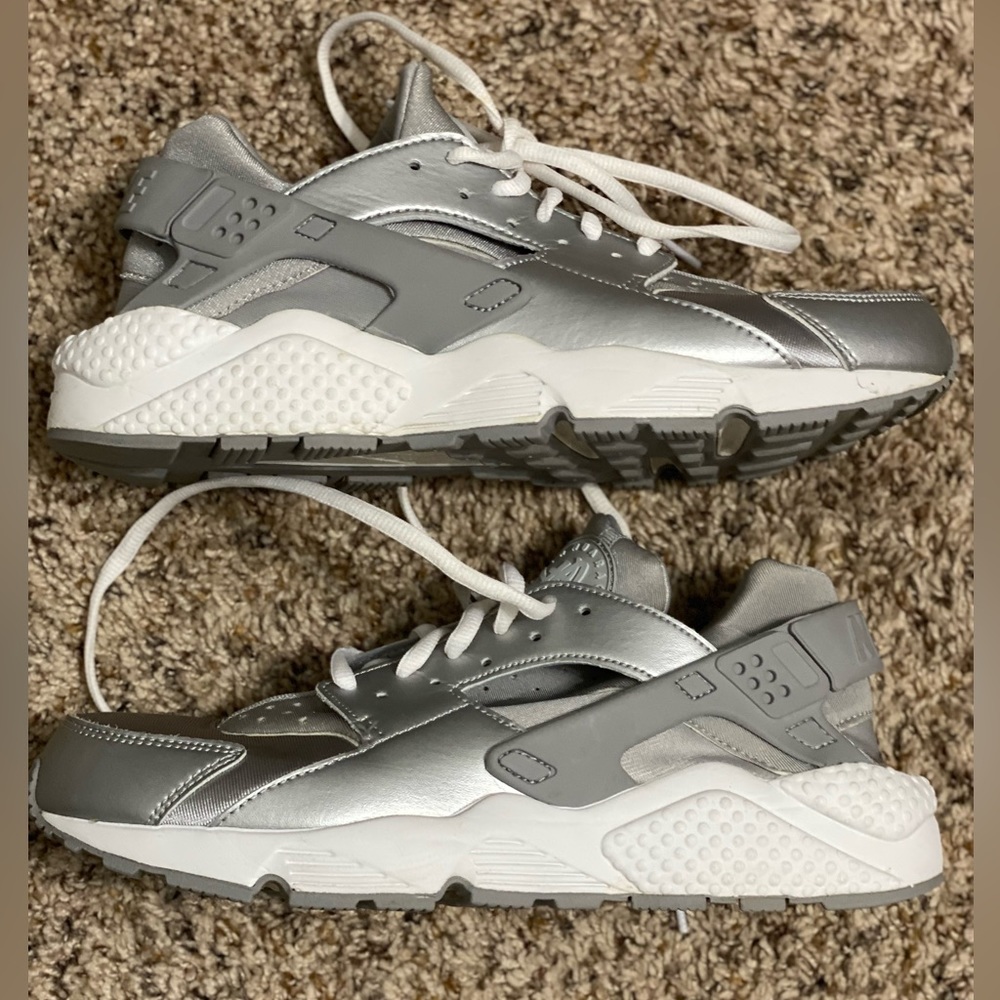 Silver nike huaraches size 10